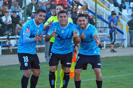 Iquique sigue en carrera tras ganar en Santa Cruz