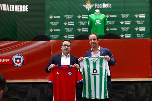 Representante del Real Betis exponen su experiencia a equipos del fútbol chileno 
