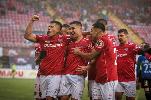 Ñublense goleó a Huachipato en Chillán 