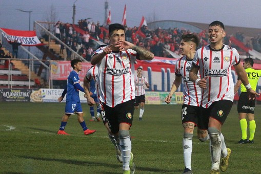 Linares festeja frente a San Joaquín