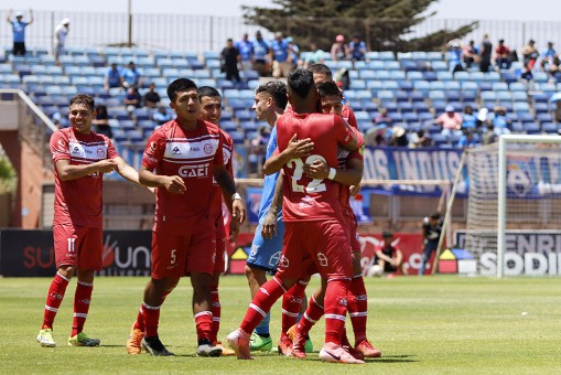 San Felipe remontó en Arica sobre el final 